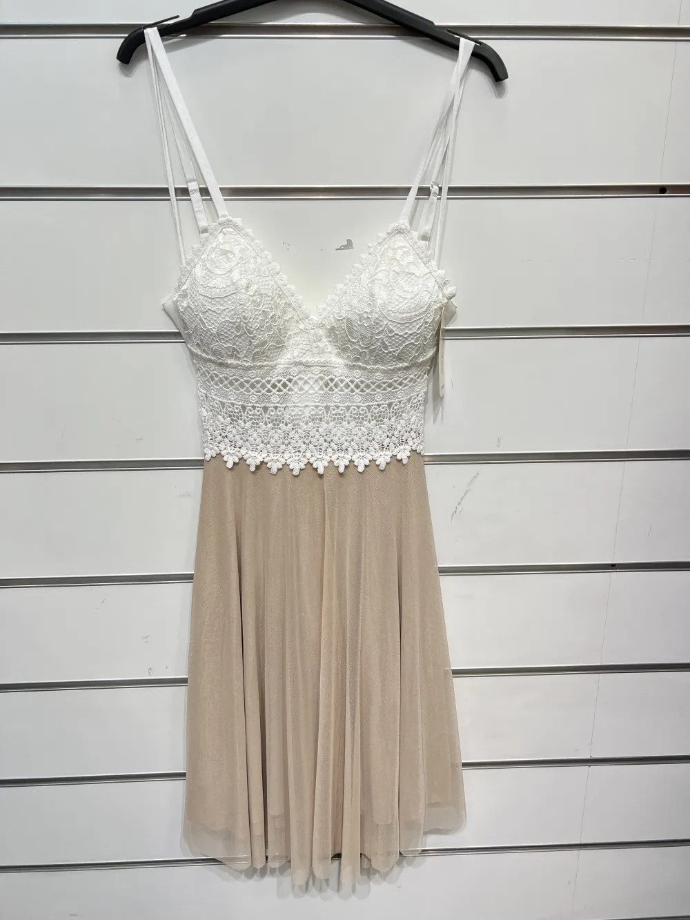 Šaty elegantní letní krajkové na ramínka dámské (S/M ONE SIZE) ITALSKÁ MÓDA IMPSH24V4000 béžová S/M