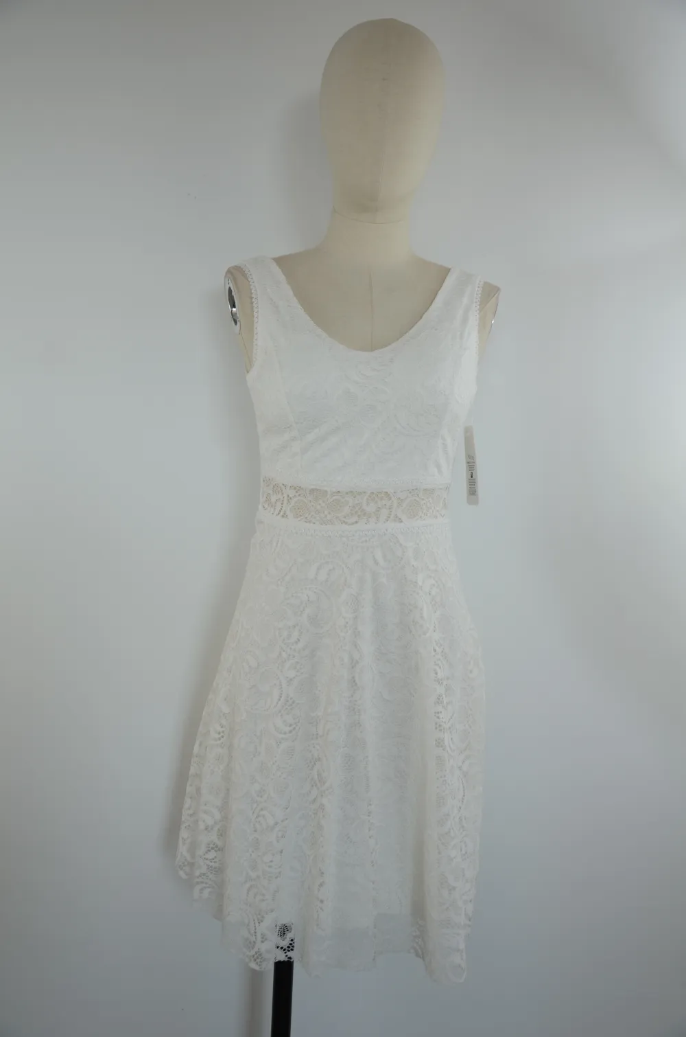 Šaty krátké krajkové společenské bez rukávu dámské (S/M ONE SIZE) ITALSKÁ MÓDA IMPSH242623 bílá S/M