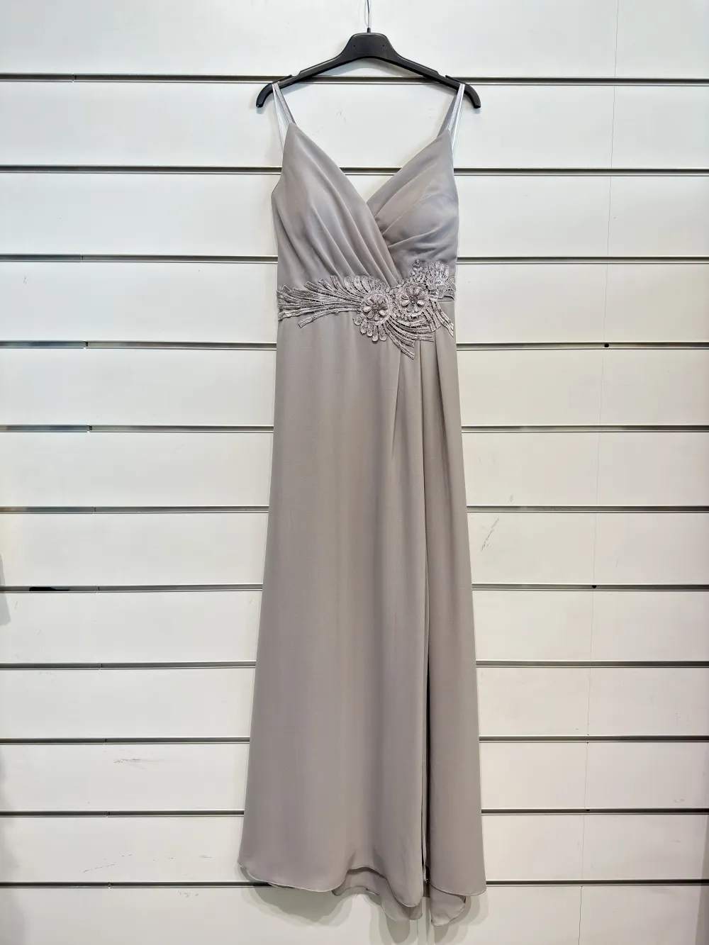 Šaty dlouhé společenské na ramínka dámské (S/M ONE SIZE) ITALSKÁ MÓDA IMPSH24642 šedá S / M