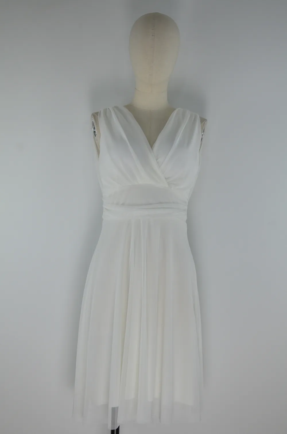 Šaty krátké společenské elegantní bez rukávu dámské (S/M ONE SIZE) ITALSKÁ MÓDA IMPSH2435841 bílá S
