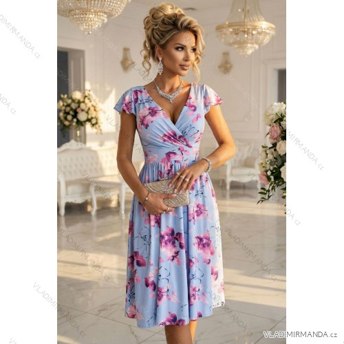 425-14 MATILDE Rozevláté midi šaty s zavinovacím výstřihem a krátkým rukávem - modré s růžovými květy