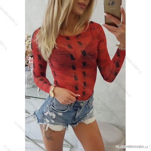 Halenka z červeného těla s pistolemi