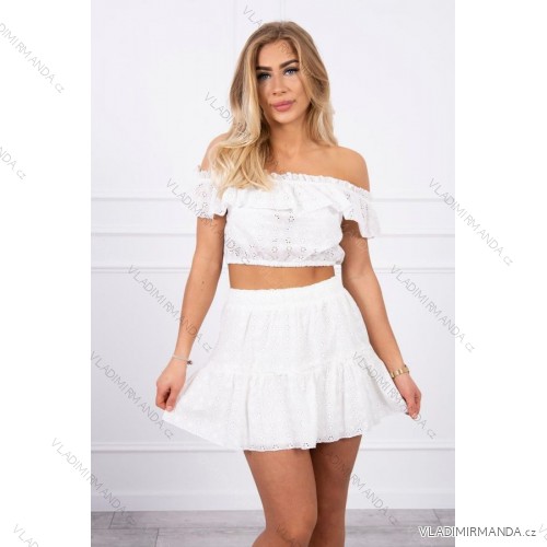 Súprava je vyšívaná bielou španielskou blúzkou